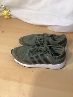 Adidas Men’s size 5 women’s size 6.5